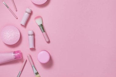 Layflat görüntü pembe bayanlar moda ve kozmetik ürünleri.