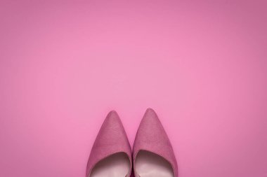 Pembe süet topuklu kopya alanı ile