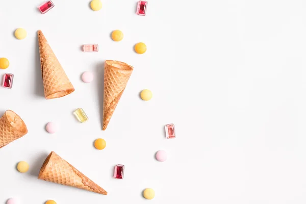 Cones de sorvete e doces colocar imagem plana com espaço de cópia — Fotografia de Stock