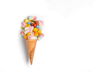 Dondurma külahı renkli şeker t ambalaj ile düz yatıyordu görüntü