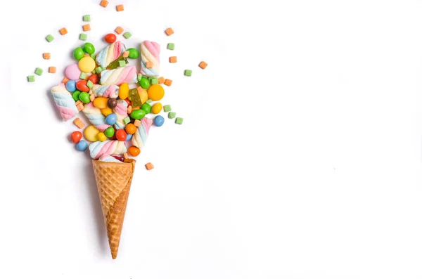 Gelado cone flat lay imagem com embalagem de doces coloridos em t — Fotografia de Stock