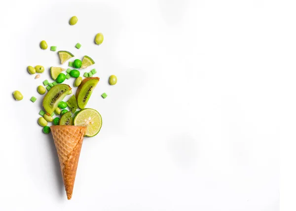 アイス クリーム コーン緑のキャンディとキウイ フルーツの pac とフラット レイアウト イメージ — ストック写真