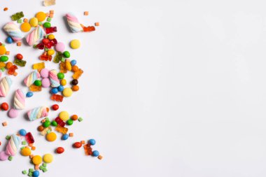 Karışık meyveli tatlılar düz beyaz arka plan yattı. 