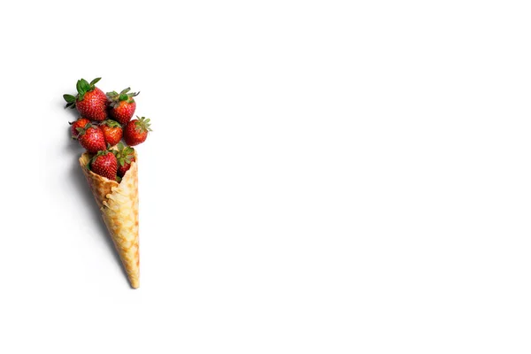 Φρέσκα οργανικά φράουλες σε ΒΑΦΛΑ Παγωτό χωνάκι με αντιγραφή sp — Φωτογραφία Αρχείου