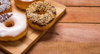 Tahtada değişik aromalı çörekler ve metin için kopya alanı var.