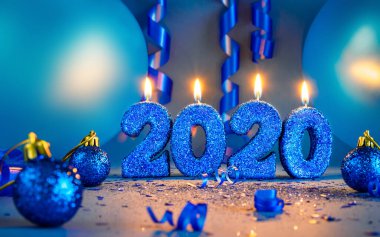 Yeni yıl 2020, balonlu ve flamalı mavi ışıltılı kanal 