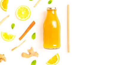 Zencefil ve turunçgiller diğer malzemelerle birlikte cam şişede sağlıklı içecekler.