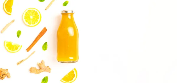 ジンジャーと柑橘類の健康飲料をガラス瓶に入れて — ストック写真