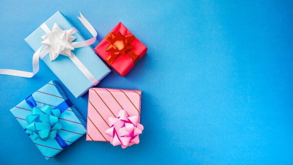 Завернутые подарки на синем фоне с копировальным пространством для текста
