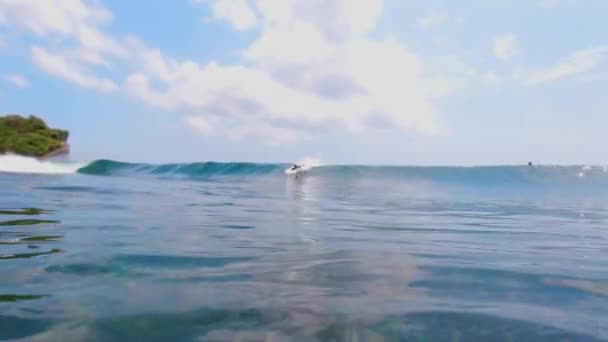 Balangan Beach Bali Indonesien September 2019 Surfer Reiten Auf Einer — Stockvideo