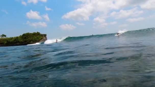 Balangan Beach Bali Indonesia 15Th September 2019 Surfer Riding Wave — Stock Video