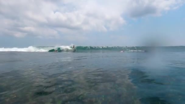 Balangan Beach Bali Indonesien September 2019 Surfer Reiten Auf Einer — Stockvideo