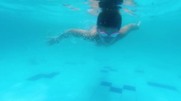 Ein Kleiner Junge Schwimmt Mit Brille Unter Wasser Lifestyle Kindheit — Stockvideo