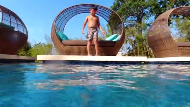 Feliz Ano Novo 2020 texto animado sobre imagens de vídeo do menino pulando na piscina fazendo respingo e borrando debaixo d 'água — Vídeo de Stock