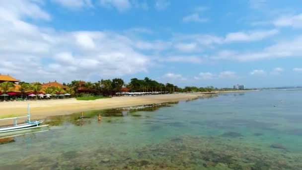 Panorámica Clip Hermosa Playa Sanur Día Soleado Viajes Escenas Destino — Vídeo de stock
