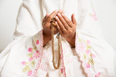 Müslüman bir kadın, dua boncukları, tasbih - dini, İslam, metin alanı için konsept imge ile el ele dua ederken yaklaş