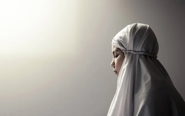 Ένα Νεαρό Μουσουλμάνο Κορίτσι Επικεντρώνεται Καθώς Εκτελεί Την Καθημερινή Προσευχή — Φωτογραφία Αρχείου