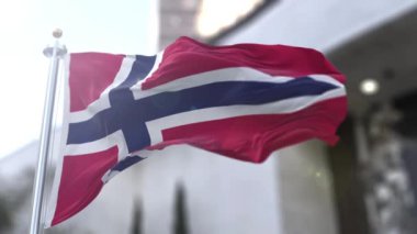 Video döngüsü. Norveç bayrağı (Norveççe: Norges flagg), bayrağın kenarlarına kadar uzanan beyaz renkli çivit mavisi bir İskandinav haçı ile kırmızıdır..