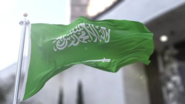 Suudi Arabistan Krallığı bayrağı. Üzerinde beyaz, Arap yazıtları ve kılıç bulunan yeşil bir bayrak. Yazı, 