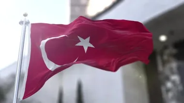 Türkiye Cumhuriyeti bayrağı, resmi olarak Türk bayrağı (Türkçe: Trk bayra) beyaz yıldız ve hilal şeklinde bir kırmızı bayrak. Bayrağa genellikle al bayrak (kırmızı bayrak) denir.).