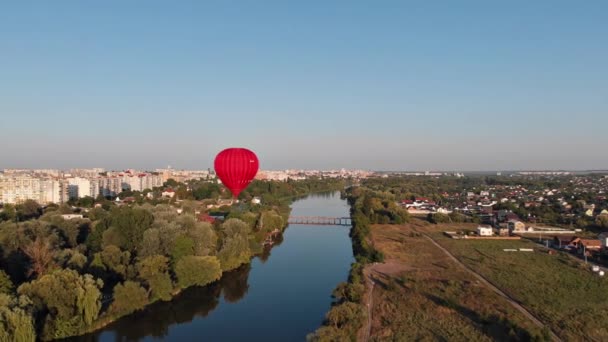Ένα Όμορφο Κόκκινο Μπαλόνι Πετά Βράδυ Πάνω Από Ποτάμι Και — Αρχείο Βίντεο