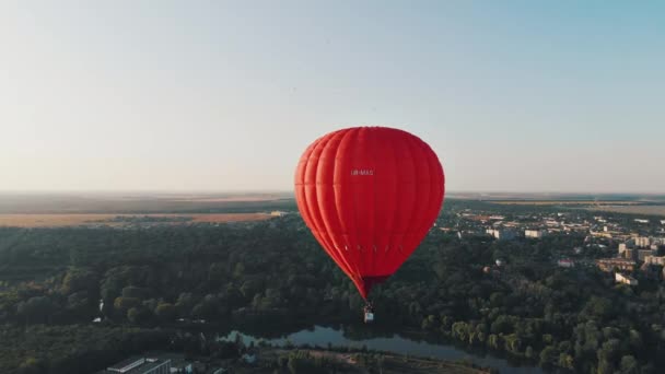 Beautiful Red Balloon Flies Evening River City — Stockvideo