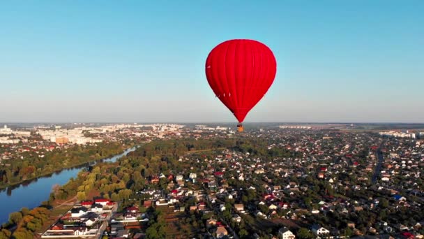 Beautiful Red Balloon Flies Evening River City — Stockvideo