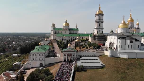 ポチェフ ラブラ Pochaev Lavra のトップビューは 多くの人々がそれを入力する瞬間です 僧院の正行列 — ストック動画