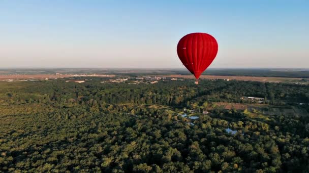 Piękny Czerwony Balon Lata Wieczorem Nad Rzeką Miastem — Wideo stockowe