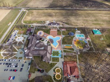 Havuzlardan kompleksin üst görüntüsü. Kosyno 'daki Termal Havuzlar.