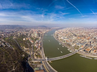 Budapeşte 'nin güzel sabah fotoğrafı. Habsburgların kraliyet sarayının, Tuna 'nın ve Szecheny köprüsünün en üst manzarası. Macaristan.