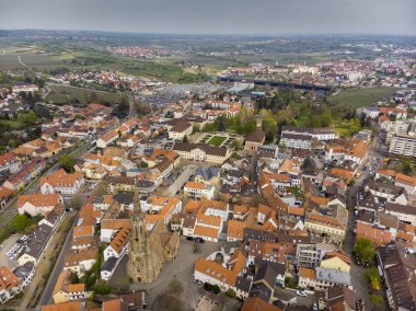 Bad Durkheim 'da bir kuadkopterde güzel bir uçuş. Salinaryum manzarası. Almanya.