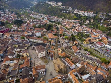 Parkın güzel manzarası ve Bad Durkheim 'ın merkezi, tarihi kısmı. Almanya.