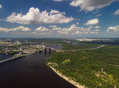 Dinyeper 'ın üst manzarası, Kiev' deki köprüler. Güzel bulutlar.