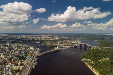 Dinyeper 'ın üst manzarası, Kiev' deki köprüler. Güzel bulutlar.