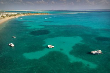 Kızıl Deniz 'in en üst manzarası. Tekneler, tekneler ve güzel yeşil su. Hurghada. Mısır.