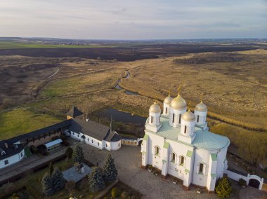 Yukarıdan Zimnensky Svyatogorsky Manastırı 'nın güzel manzarası. Kubbelerin ve Varsayım Katedralinin görüntüsü.