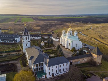 Yukarıdan Zimnensky Svyatogorsky Manastırı 'nın güzel manzarası. Kubbelerin ve Varsayım Katedralinin görüntüsü.