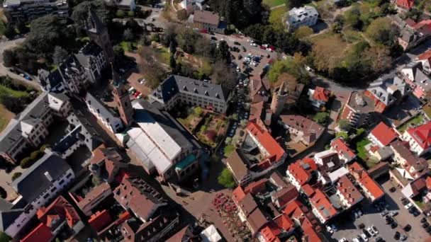 Beau vol au-dessus de la forteresse et parc dans le centre de Weinheim. Allemagne .