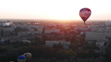 Güzel balonlar uçar ormanın, parkın, şehrin üzerinde.