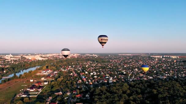 Beaux Ballons Survolent Forêt Parc Ville — Video