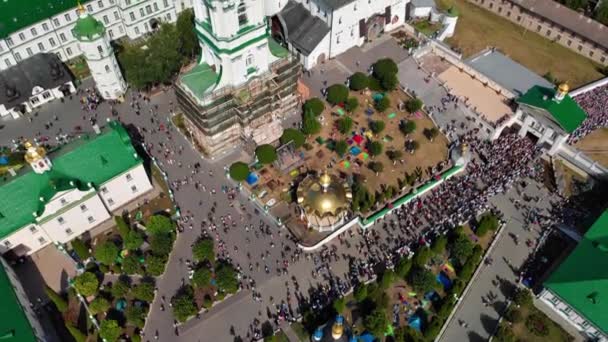 Top View Pochaev Lavra Moment Lot People Enter Orthodox Procession — 비디오