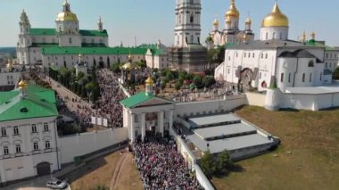 Pochaev Lavra 'nın şu anki en iyi manzarası, pek çok insanın girdiği yer. Manastırda Ortodoks alayı.