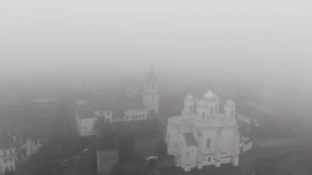 Vuelo Matutino Niebla Sobre Monasterio Ortodoxo Video Blanco Negro Hermosa — Vídeo de stock