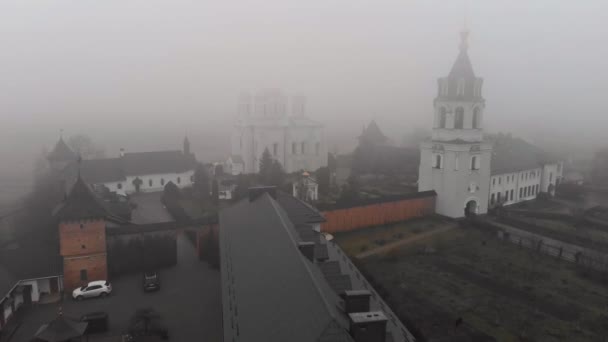 Vuelo Matutino Niebla Sobre Monasterio Ortodoxo Hermosa Vista Del Monasterio — Vídeos de Stock