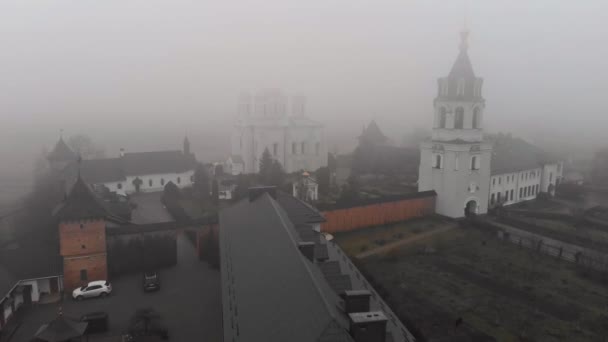 Morgenflygning Tåken Ortodoks Kloster Vakker Utsikt Zimnenskij Svjatogorskij Kloster Ovenfra – stockvideo