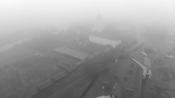 Volo Mattutino Nella Nebbia Sopra Monastero Ortodosso Video Bianco Nero — Video Stock