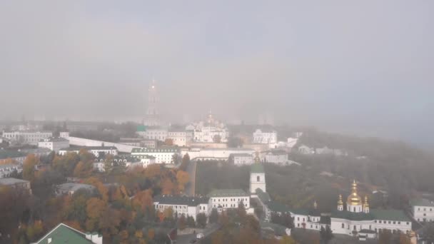 美丽的早晨 在雾中飞越基辅佩赫尔斯克拉瓦拉河 秋天在基辅 红色的树 — 图库视频影像