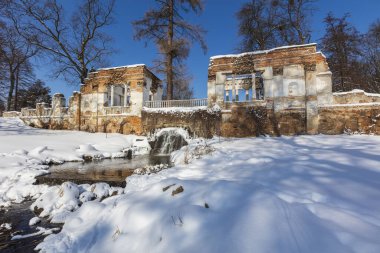 İskenderiye parkının güzel kış manzarası. Mahvoldum. Şelale. Güzel kar.