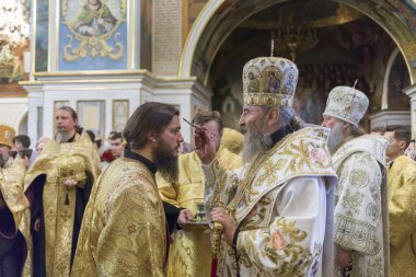 Kiev, Ukrayna - 11 Temmuz 2018: Kiev ve Tüm Ukrayna Büyükşehir Metropolitanı (Berezovsky), Kiev Pechersk Lavra 'daki akşam ayininde bir keşişin kutsanması.